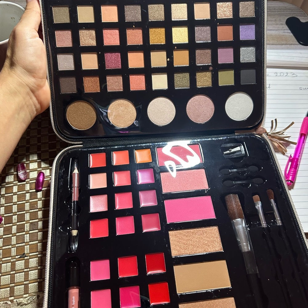 Macy’s make up set, new